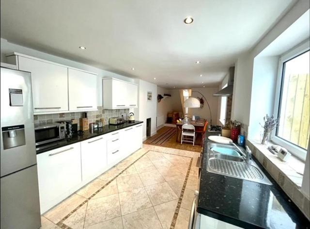 *Family Home In Mumbles. Close To The Beach* Екстер'єр фото